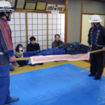 毛布による担架の作り方