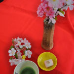 和菓子には抹茶と飾りを添えて