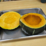 カボチャをくりぬいて