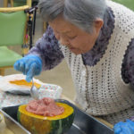 中にミンチを詰めていきます