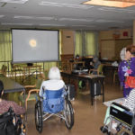 スクリーンで花火鑑賞