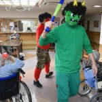 職員扮する鬼に向かって「鬼は外！」