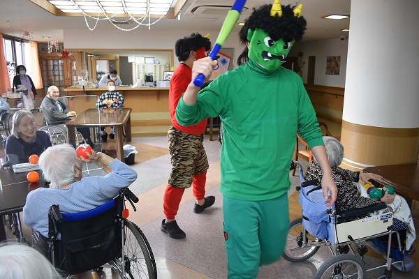 職員扮する鬼に「鬼は外！」