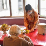 ご利用者さまも一緒にお茶を点てました