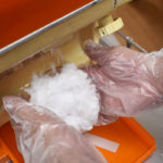 かき氷機で削っています。