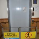 エレベーターを改装工事中です