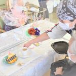 卓上の花束も手作りです