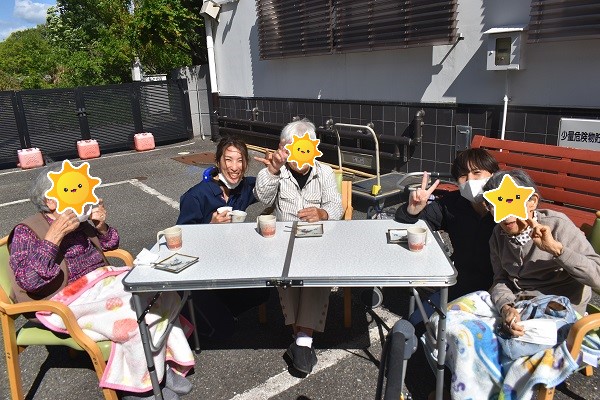 中庭でおやつタイム