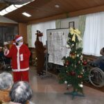 サンタクロースと一緒に歌を歌い