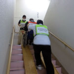 階段スロープでの移動