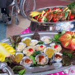 たくさんの品揃えと飾り切されたフルーツ