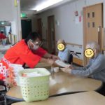 お祝いの表彰状を授与させていただきました。