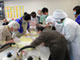丸める作業も不慣れな職員には一苦労